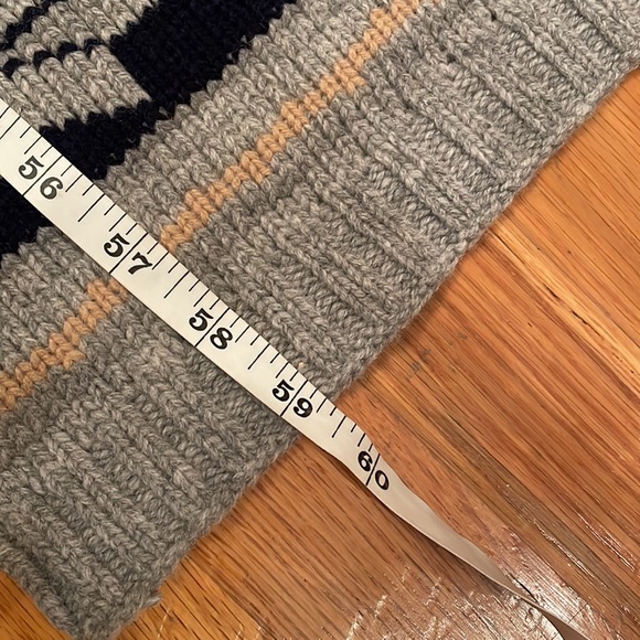 GAP 100% Lambswool Scarf. Gray w/Design. EUC Like New. Unisex - Picture 6 of 6